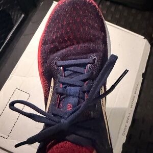 Brooks Women’s Running Shoe in Navy and Red